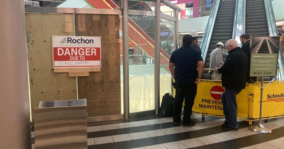 Man dies after falling from escalator at North York mall