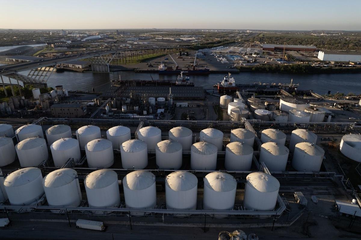 Crude Tumbles as Trump Says Iran Deal Will ‘Let the Oil Flow!’