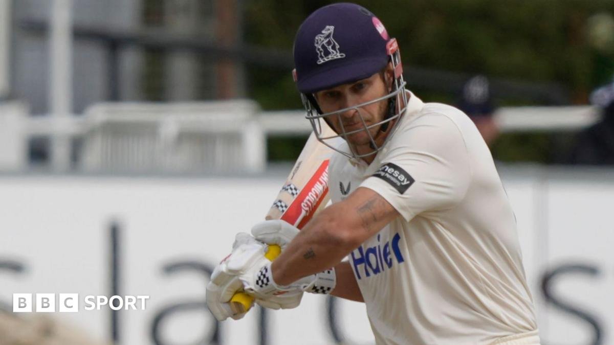 County Championship: Warwickshire hold on to draw with Yorkshire