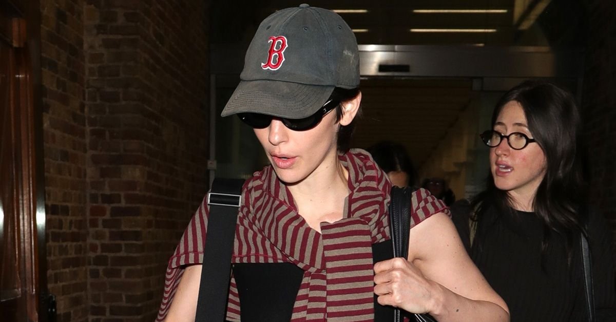 The Jeans and Flats to Wear to Look Cool While Traveling