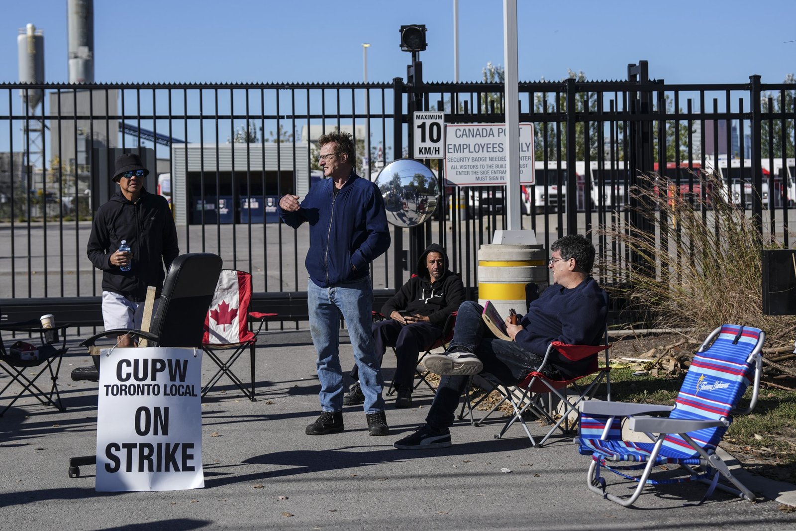 Canada Post workers set to find out if they have a new tentative deal