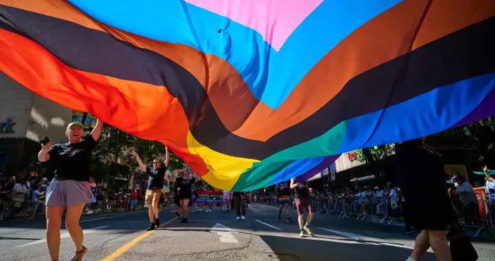 IN PICTURES: Mark Carney joins Toronto Pride Parade through downtown – Toronto