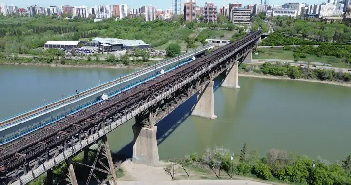 High Level Bridge sidewalk closed after heavy rain erodes riverbank slope – Edmonton