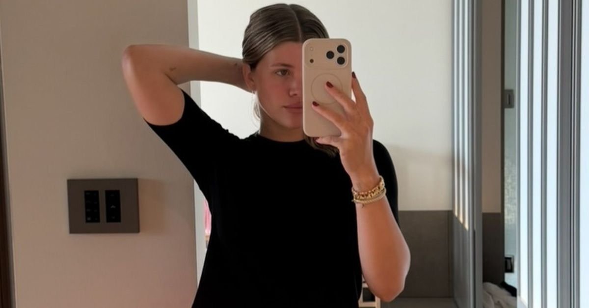The Anti-Denim Pant Trend to Pair With White Sneakers in 2026