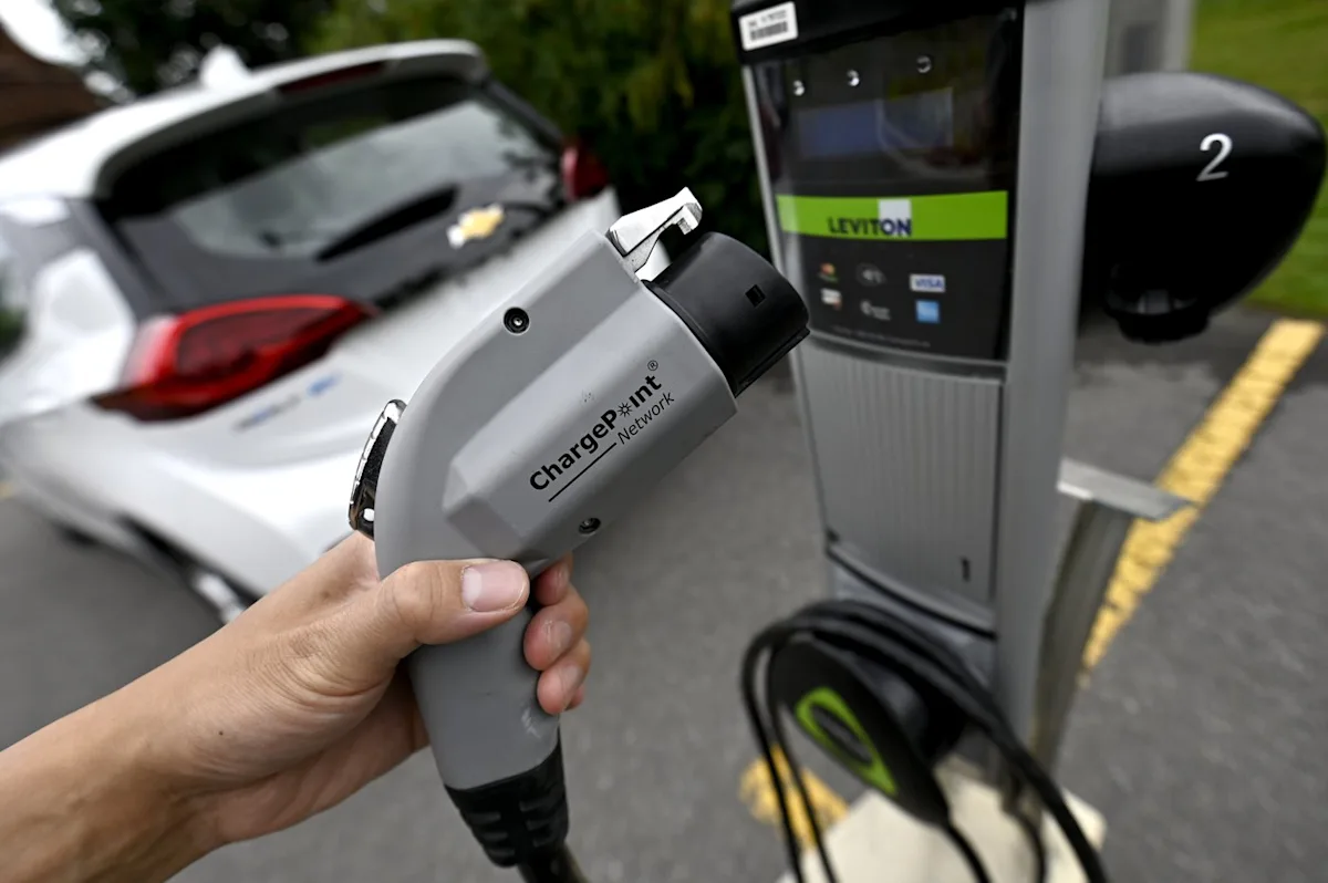 Travellers looking for EVs to save on gas won’t find them at car rental companies