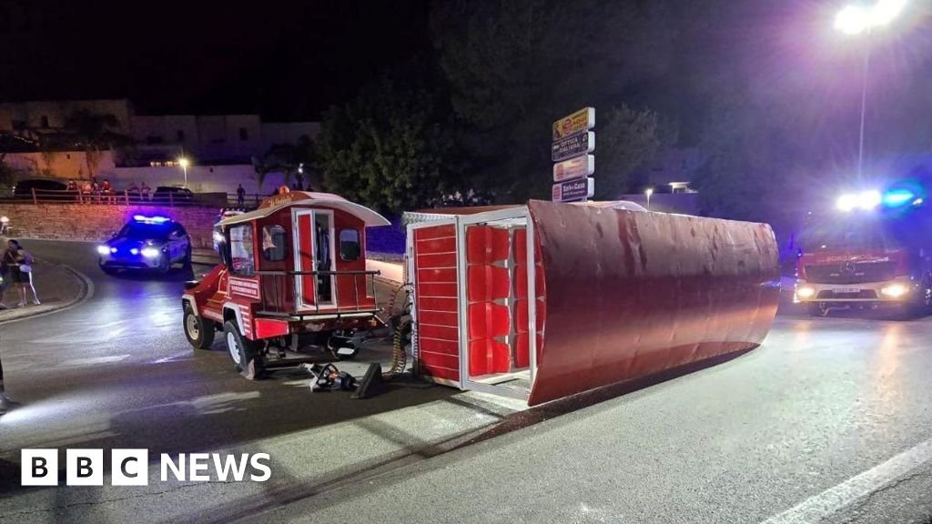 Tourist train overturns and injures 17 during Cártama tapas festival