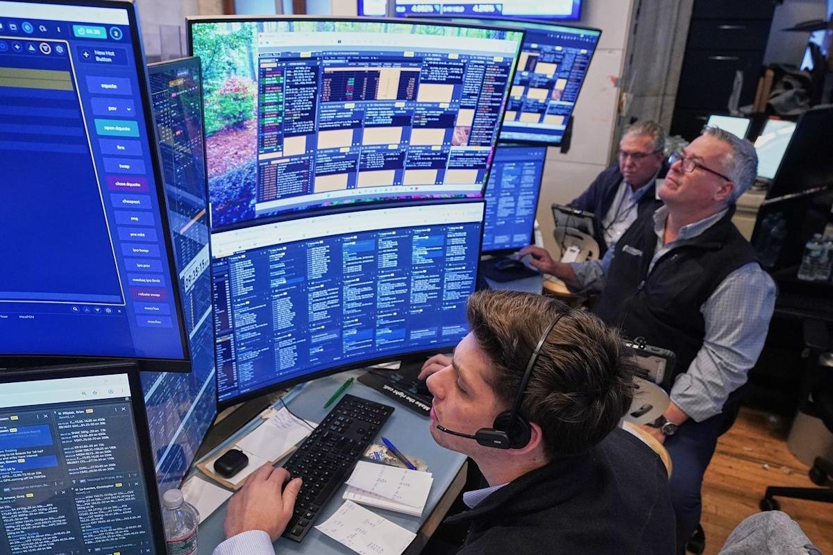 Canadian and U.S. stock markets slide from record highs amid rising oil prices