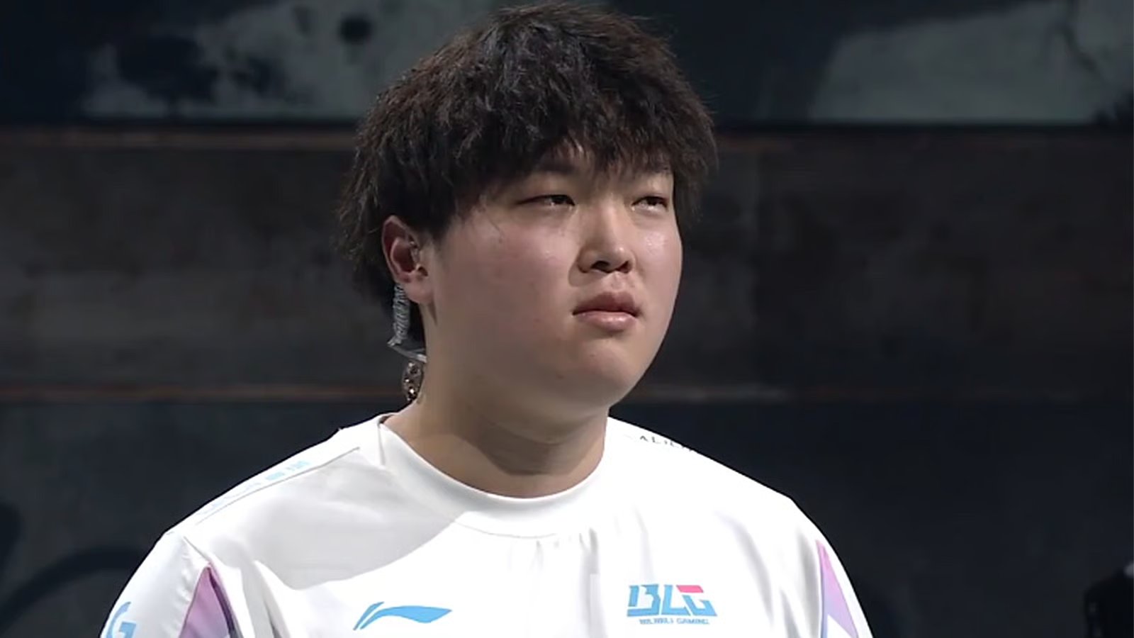 League of Legends pro Bin fined $22K for not giving fans high-fives after match