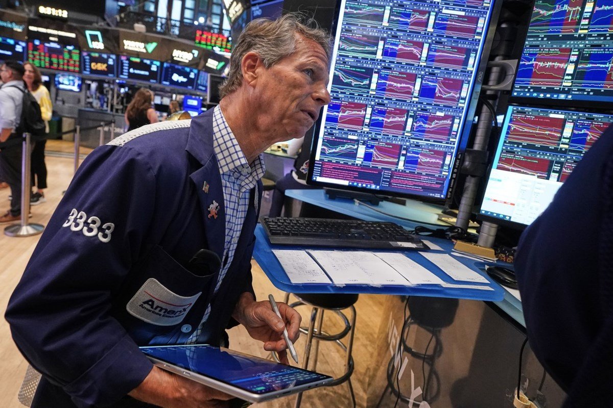 TSX rises as gold prices lift basic materials sector, U.S. markets move lower