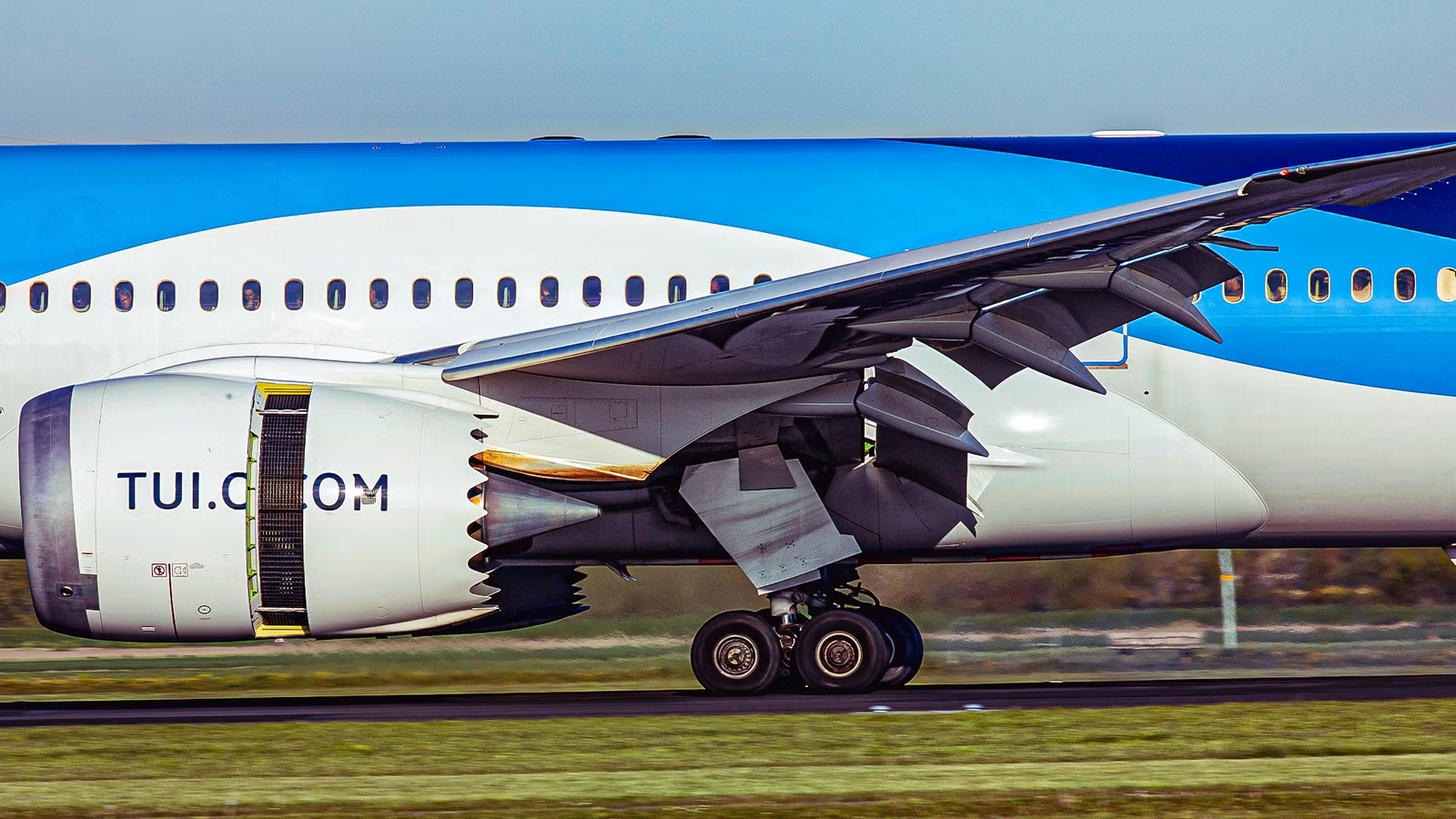 The Engineers’ Debate: Why The Boeing 787-10 & Airbus A350-900 Have 5 Key Landing Gear Differences