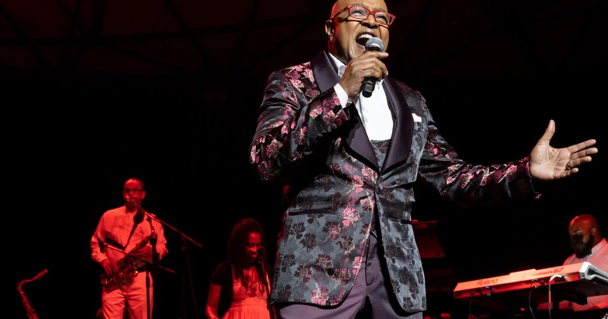 Peabo Bryson, singer known for Disney hits “Beauty and the Beast” and “A Whole New World,” dies at 75
