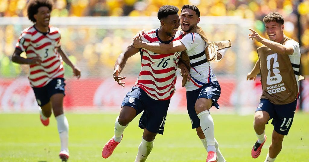 U.S. clinches spot in World Cup knockout round with dominant 2-0 win over Australia