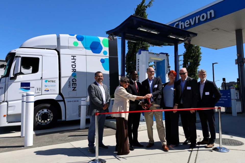 Canada’s first 700-bar commercial heavy-duty hydrogen fuelling station opens in South Delta, B.C.