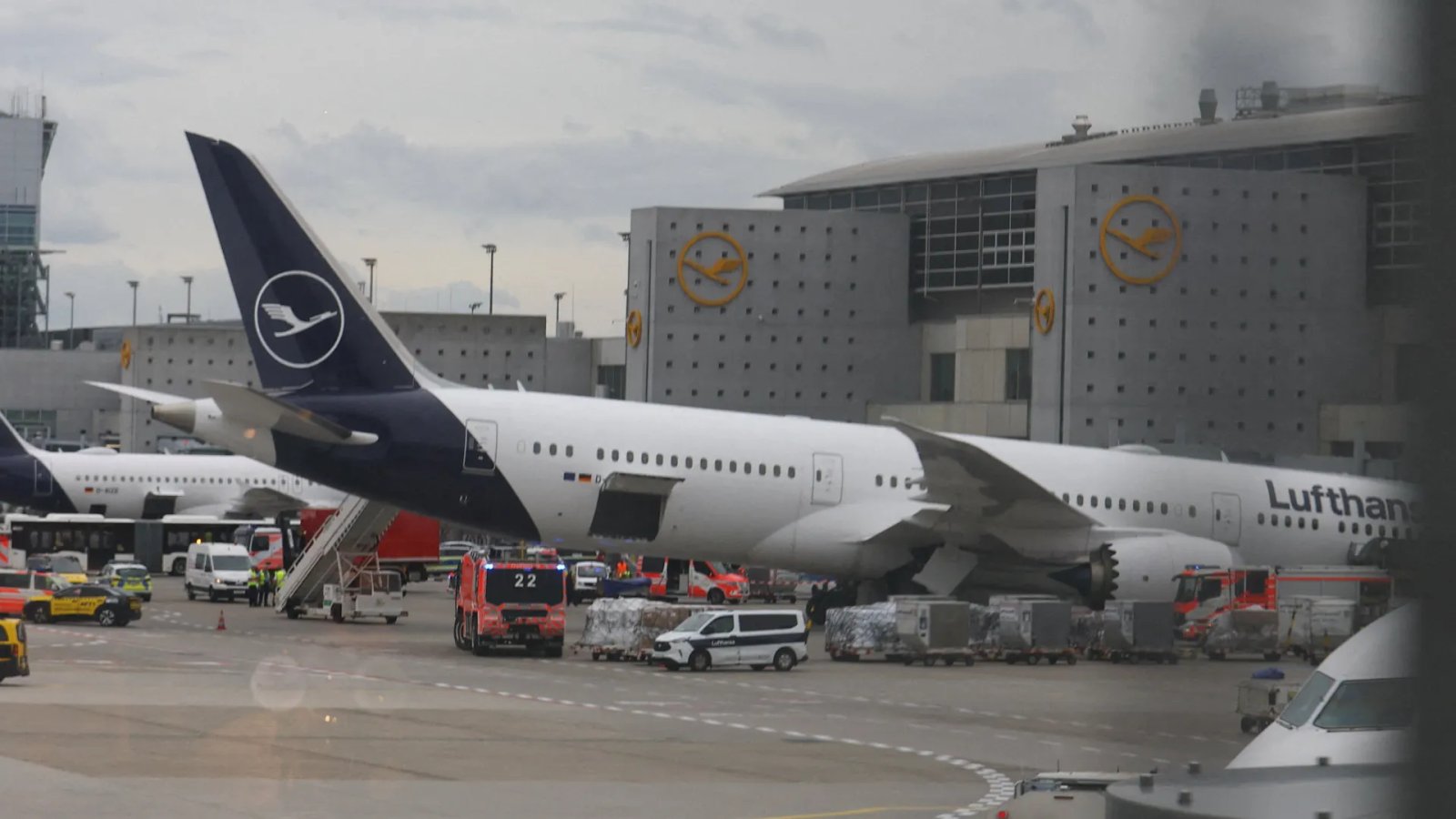 Lufthansa employees injured after Boeing 787 collapses in Frankfurt | Aviation