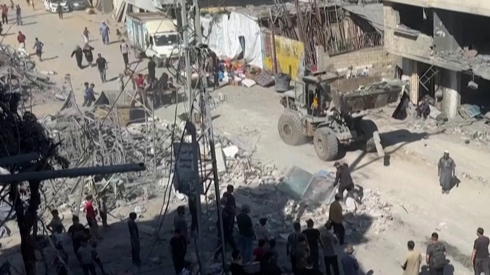 Families clear rubble after overnight Israeli strikes in Gaza | Newsfeed