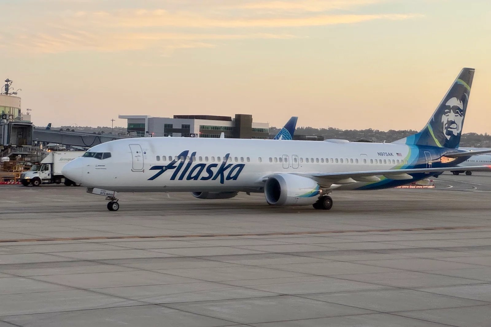 Alaska Airlines ends 5 routes to Mexico, boosts Hawaii flights
