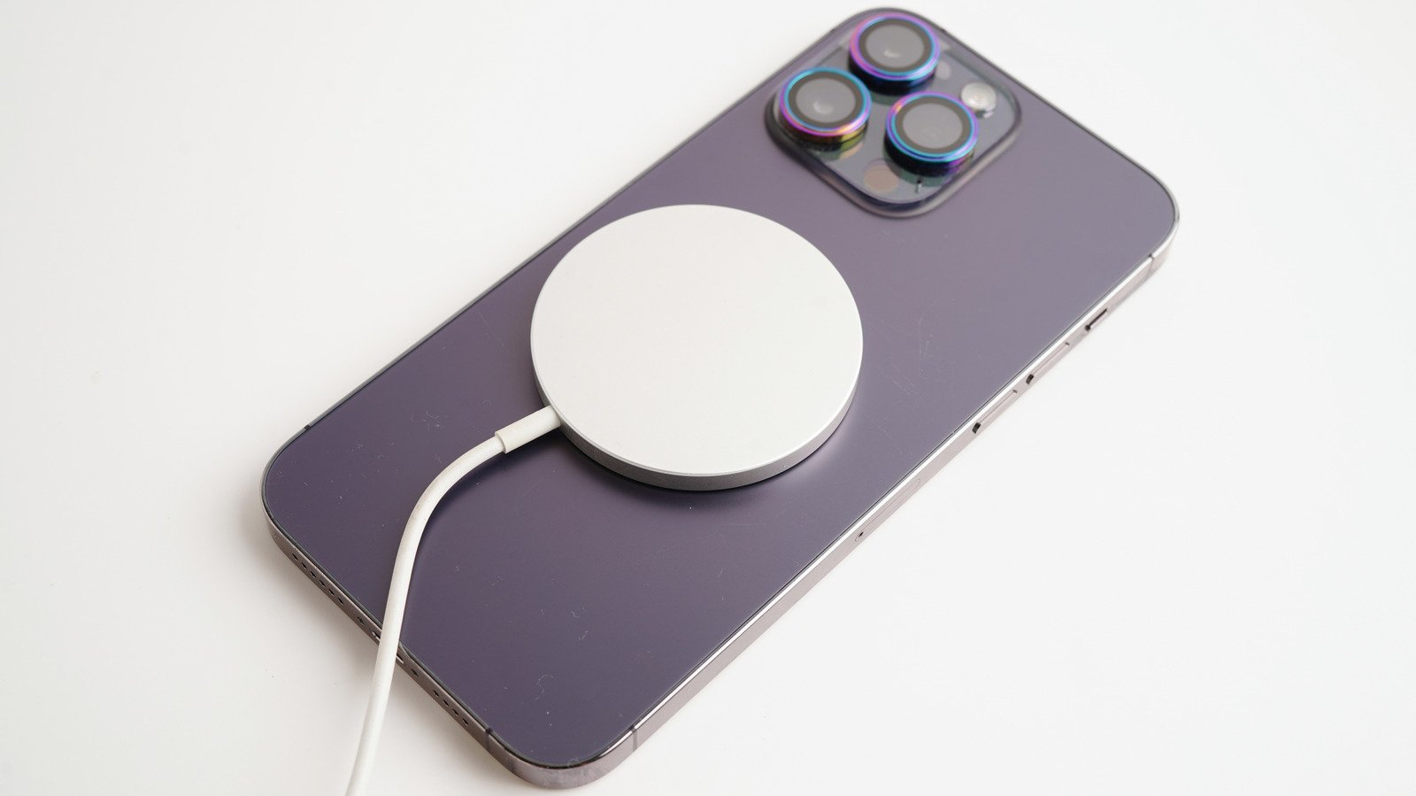 Wireless Charging Wastes Way More Electricity Than Wired, Here’s Why