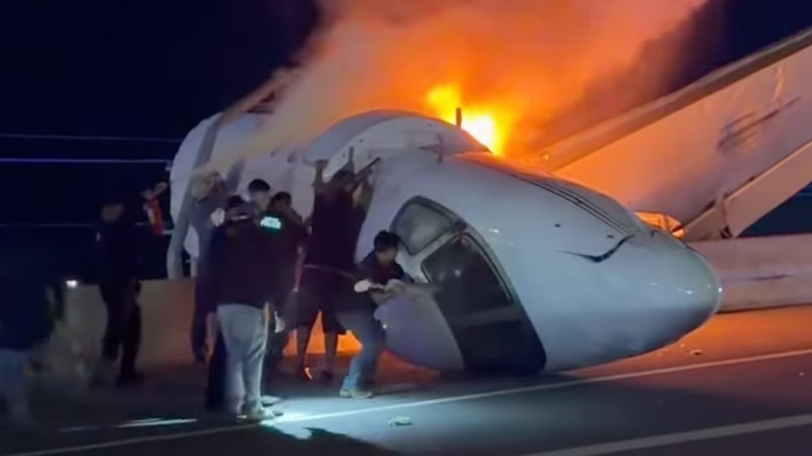 1 dead after private plane crashes onto Texas road, police say