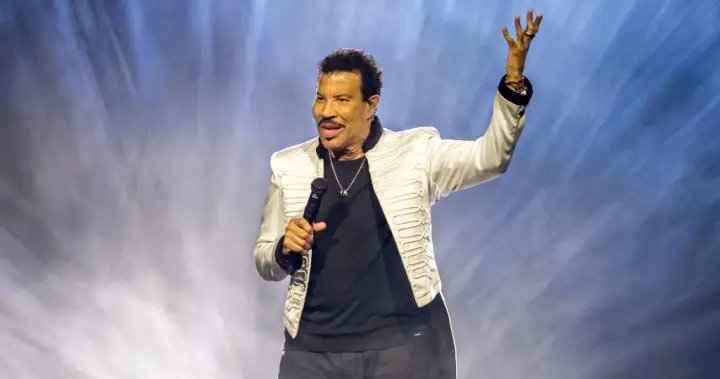 Lionel Richie shares tour update following onstage health scare – National