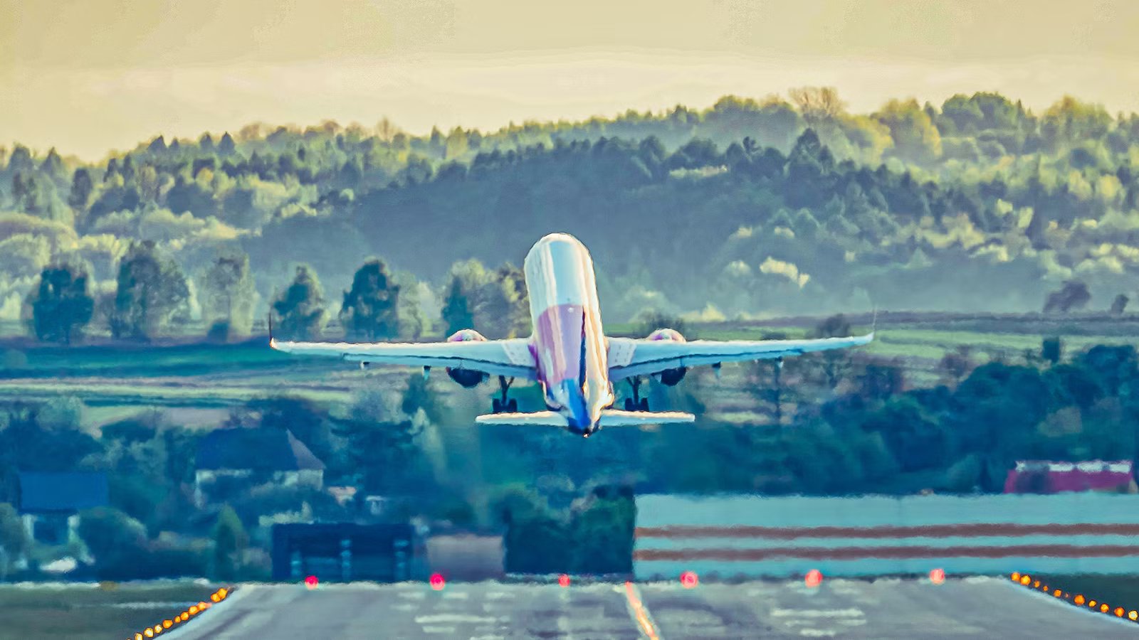 Why Pilots Deliberately Pull Back Thrust Seconds After Lifting Off The Runway