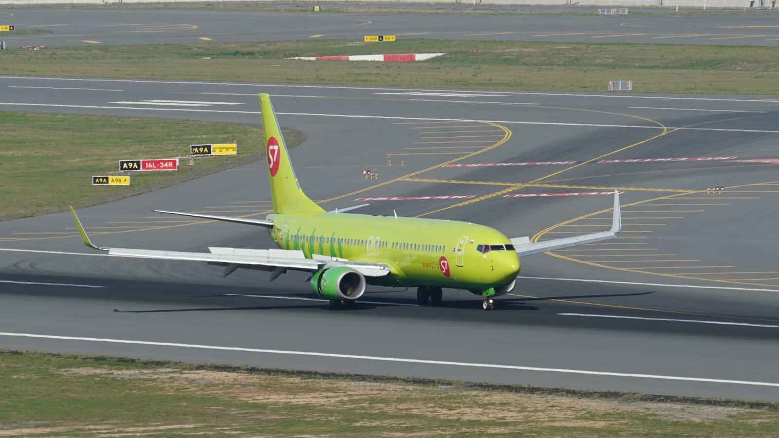 Days After Banning First Officers From Landing, Russian Airline’s Boeing 737 Overruns Runway