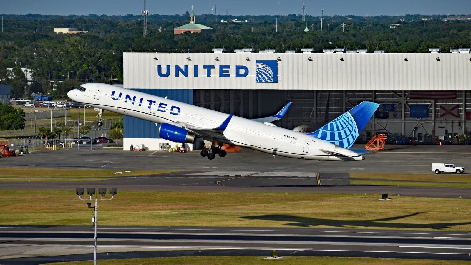 70 Frequent Flyers Race To All 7 United Airlines Hubs In 1 Day, With Some Controversial Help