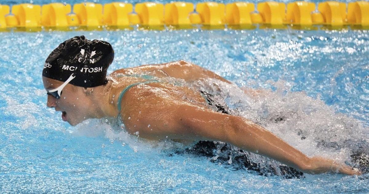 Summer McIntosh breaks women's 200-metre butterfly world record at Canadian trials