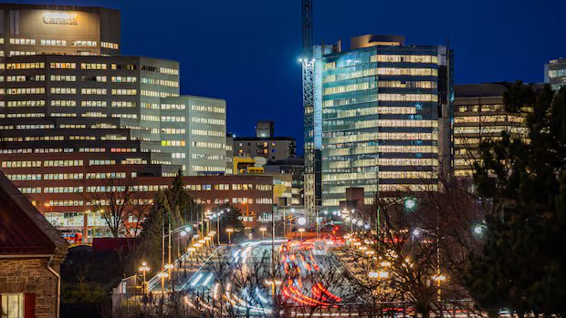 Federal workers return to the office 4 days a week. Will it be smooth sailing or ‘another hot mess’?