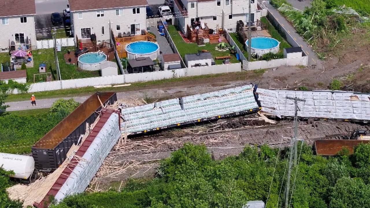 Repentigny, Que., residents shaken after train derailed just metres away from their homes