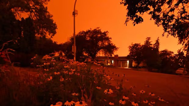B.C. Interior skies glow orange as wildfire smoke from Fraser Canyon settles in