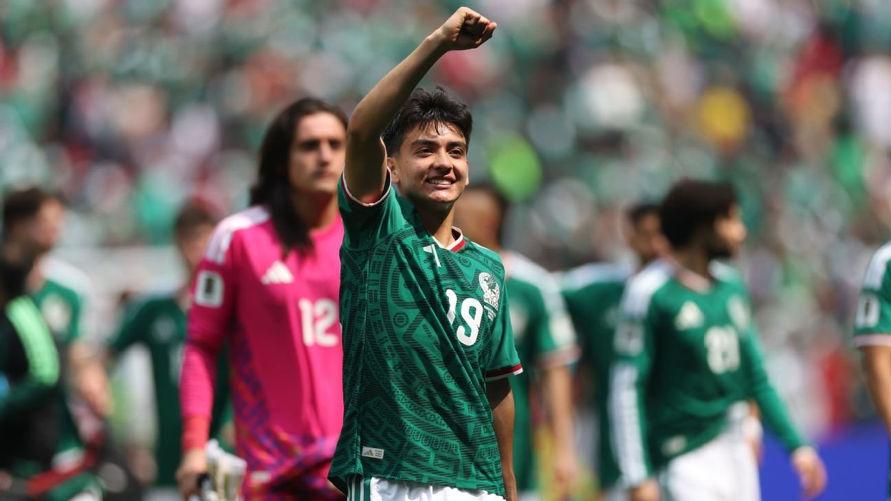 World Cup Daily: Mexico star Mora’s high school graduation