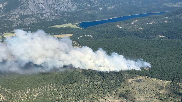Wildfire sparks East Kootenay evacuation alert, weather helps firefight near Boston Bar