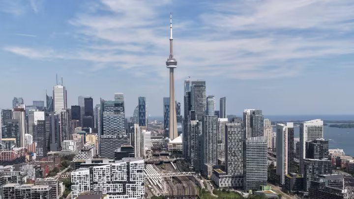 Before and after: Smoky haze takes over Toronto