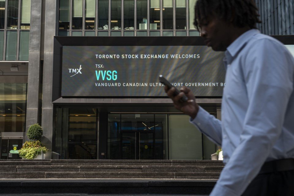 Canadian and U.S. markets move in opposite directions amid earnings, economic data