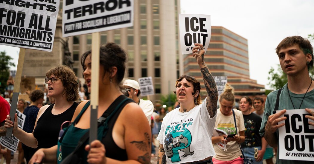 D.H.S. Won’t Name Agents Who Kill. Local Police Agencies Are More Open.