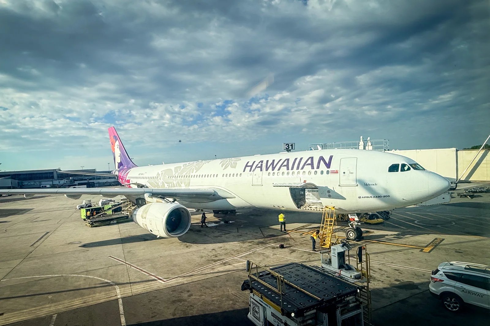 Here’s what it’s like in Honolulu’s most exclusive airport lounge