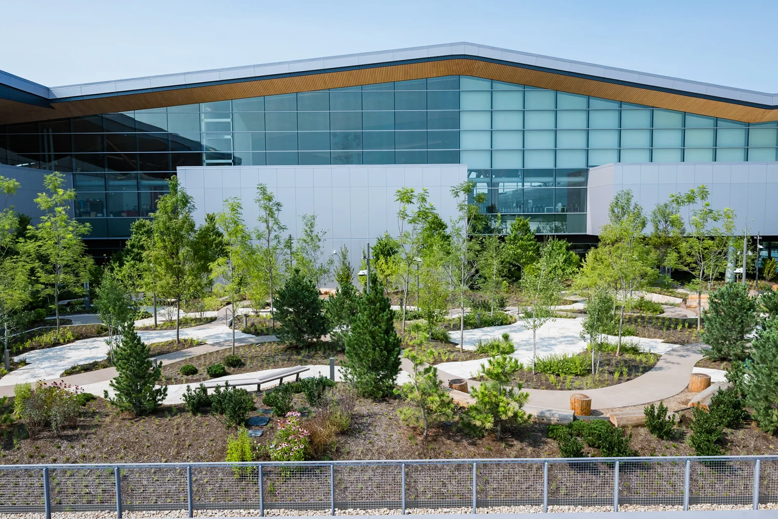 Pittsburgh International Airport debuts first outdoor terrace