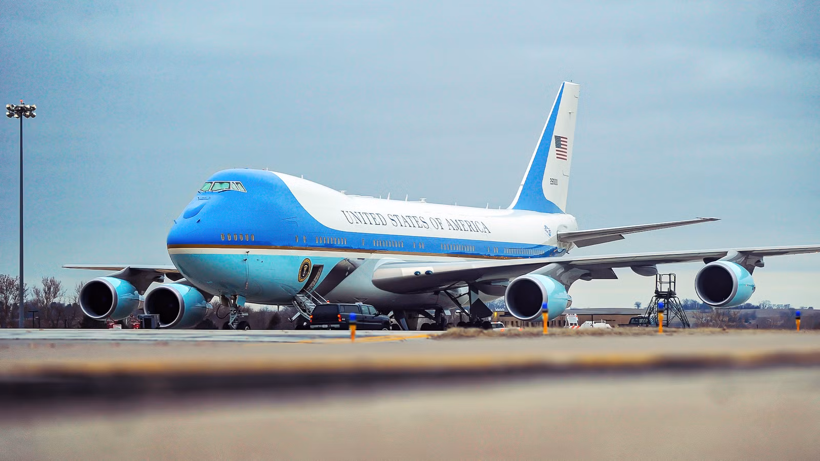 Is It True That Air Force One Pilots Earn Around $215K While Big 3 Widebody Captains Clear $480K?