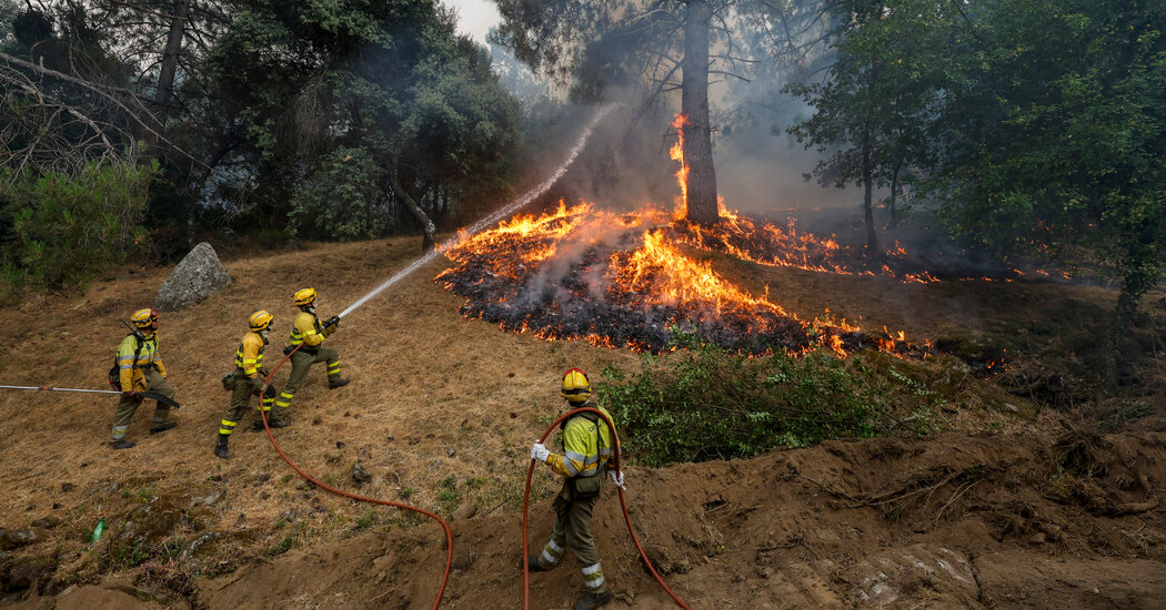 Live Updates: Hundreds of Thousands Flee as Fires Rage in Spain and France