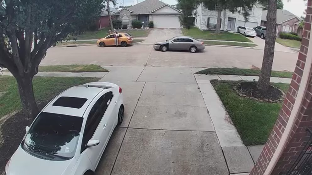 WATCH:  Despite being struck by car, DoorDash driver completes her delivery