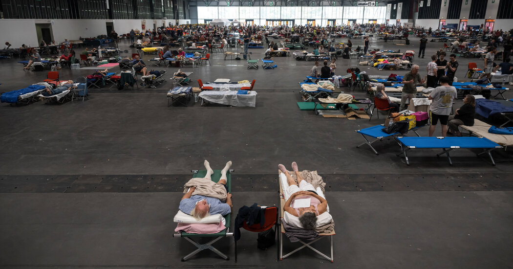 Flames Advance on Bordeaux, Where Evacuees Balance Dread and Hope