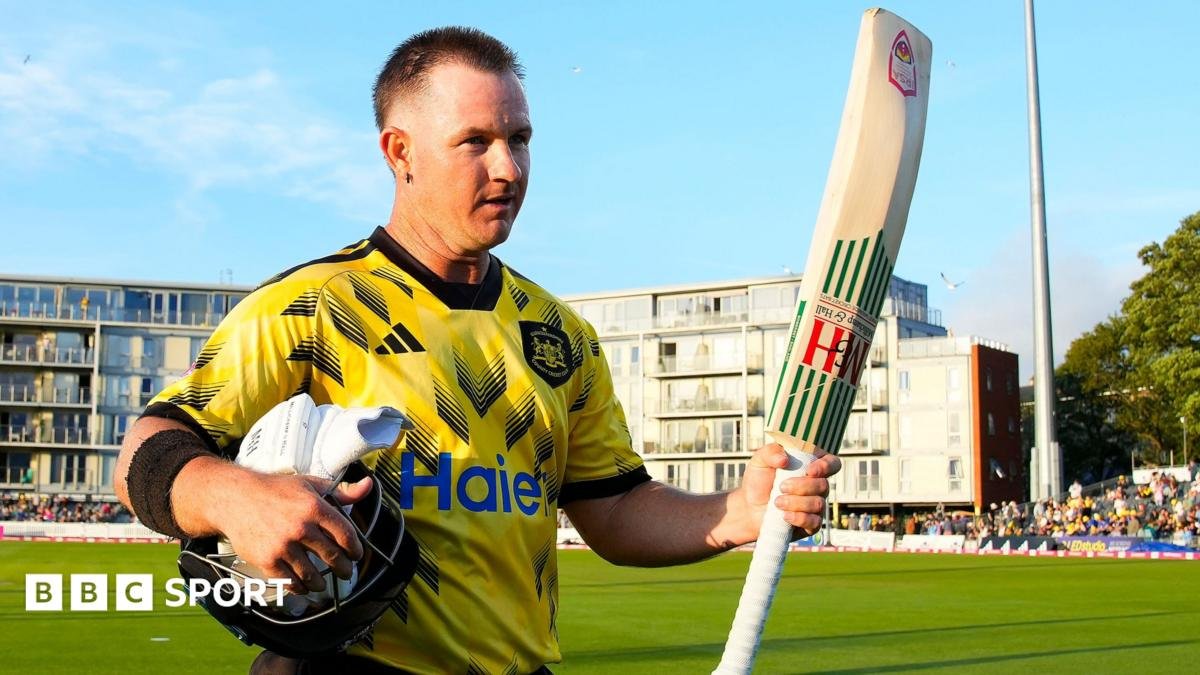 T20 Blast: Gloucestershire ease to victory over Surrey