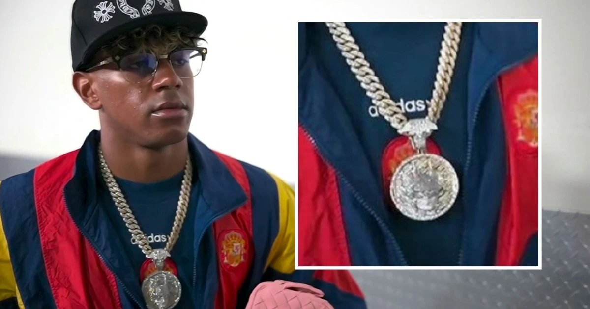 Lamine Yamal presume un gigantesco collar… ¿inspirado en Batman?