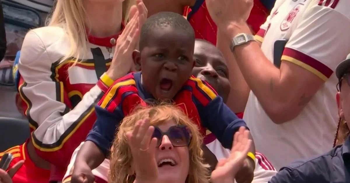 Captan al hermanito de Lamine Yamal en un momento eufórico celebrando los goles de España