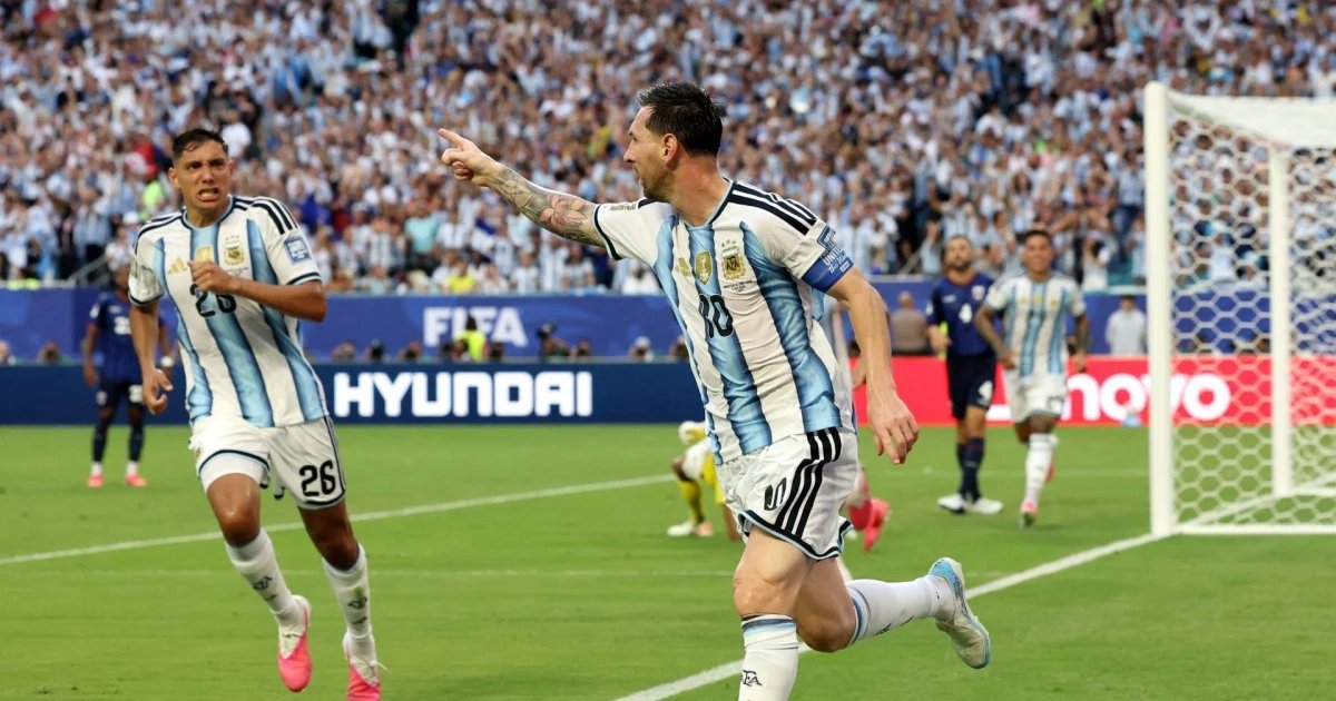 Messi brilla con un control y una definición preciosa para anotar el primero de Argentina