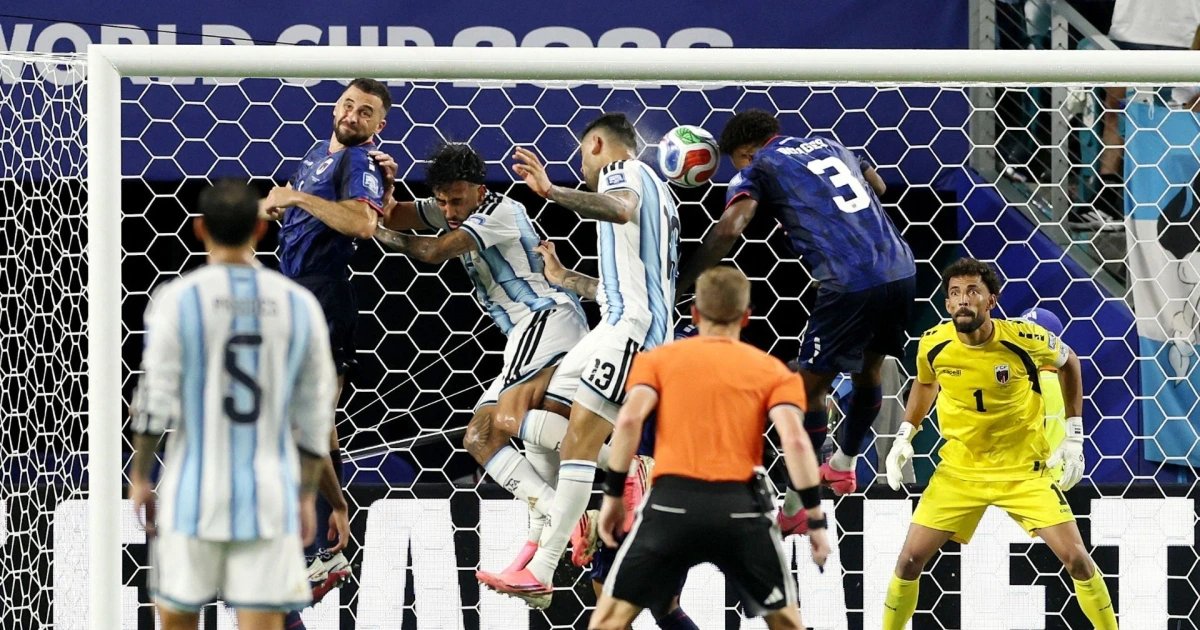 ¡Autogol! Argentina consigue el tercero tras un cabezazo de Romero y un poco de fortuna