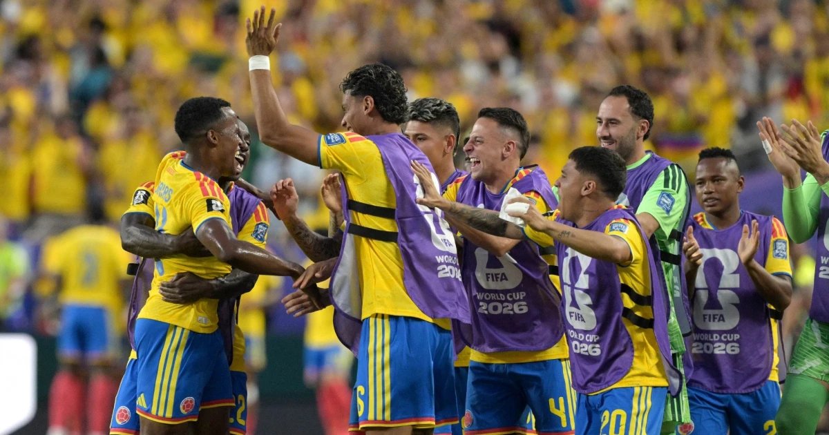 Abrazo total en el banquillo colombiano tras abrir el marcador