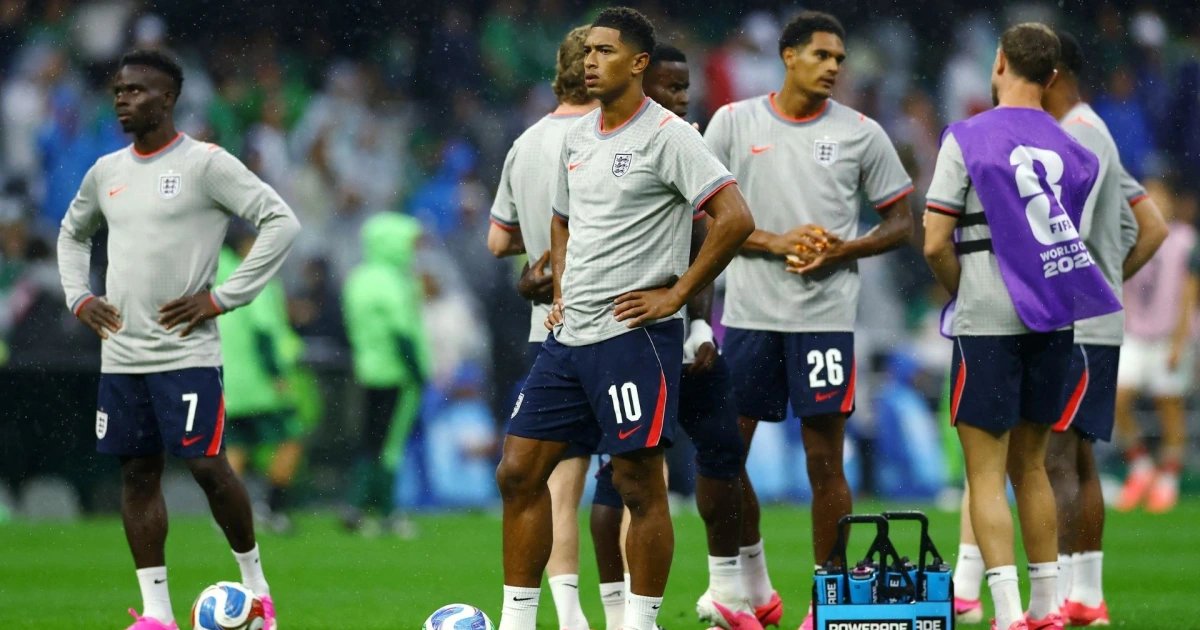 Los ingleses tocan cancha para calentamiento previo al encuentro contra México