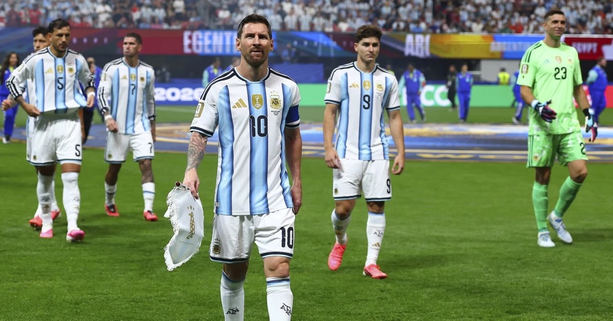 Messi rescata a Argentina y Colombia se despide con dolor