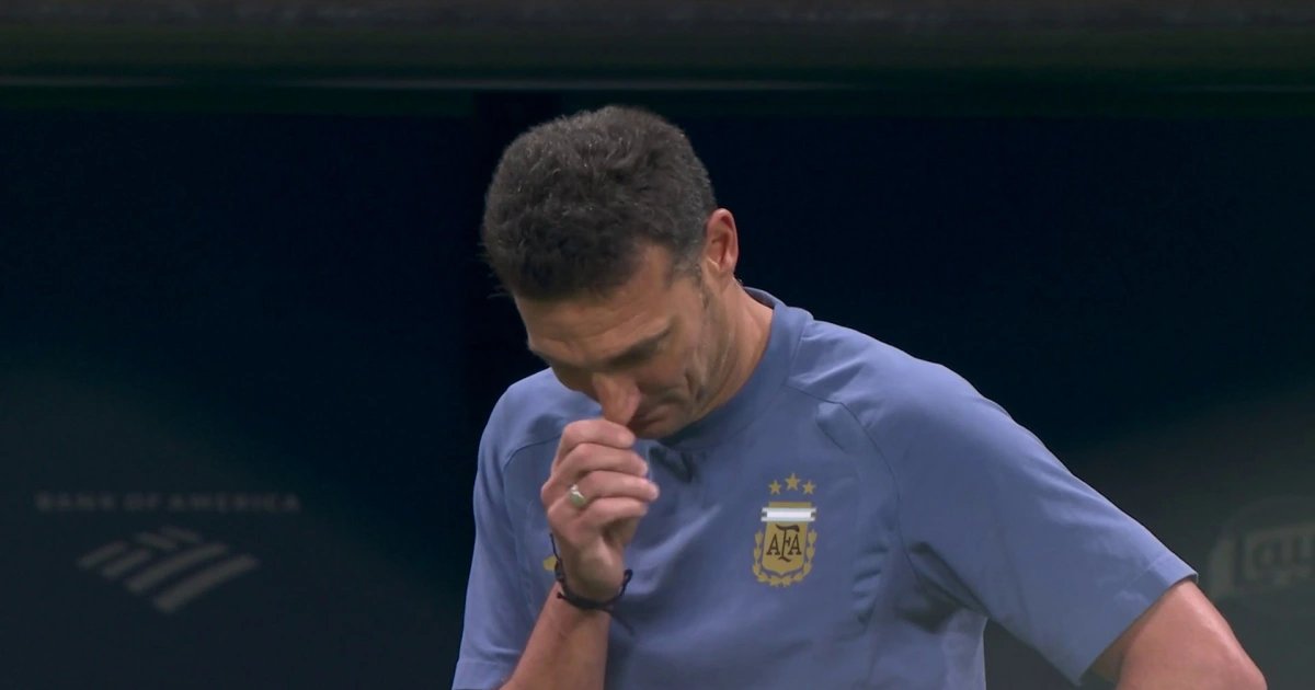 Scaloni suelta una pequeña risa tras el desempate de Argentina